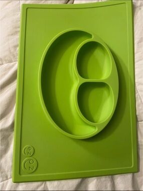 ezpz Happy Mat kids all-in-one sectioned eating plate/tray